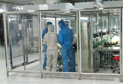 百級潔凈棚工作原理:風機從FFU頂部將空氣吸入,經(jīng)初效過濾器,高效過濾器過濾,過濾后的潔凈空氣在整個出風面以0.45m/s±20%的風速勻速送出到潔凈棚內(nèi)。 百級潔凈棚工作原理:風機從FFU頂部將空氣吸入,經(jīng)初效過濾器,高效過濾器過濾,過濾后的潔凈空氣在整個出風面以0.45m/s±20%的風速勻速送出到潔凈棚內(nèi)。