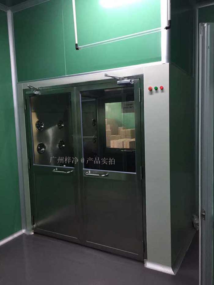 風(fēng)淋室（又名空氣浴塵室、風(fēng)淋房、風(fēng)淋門、空氣吹淋室、AIR SHOWER，風(fēng)淋設(shè)備，風(fēng)淋機(jī)之類）