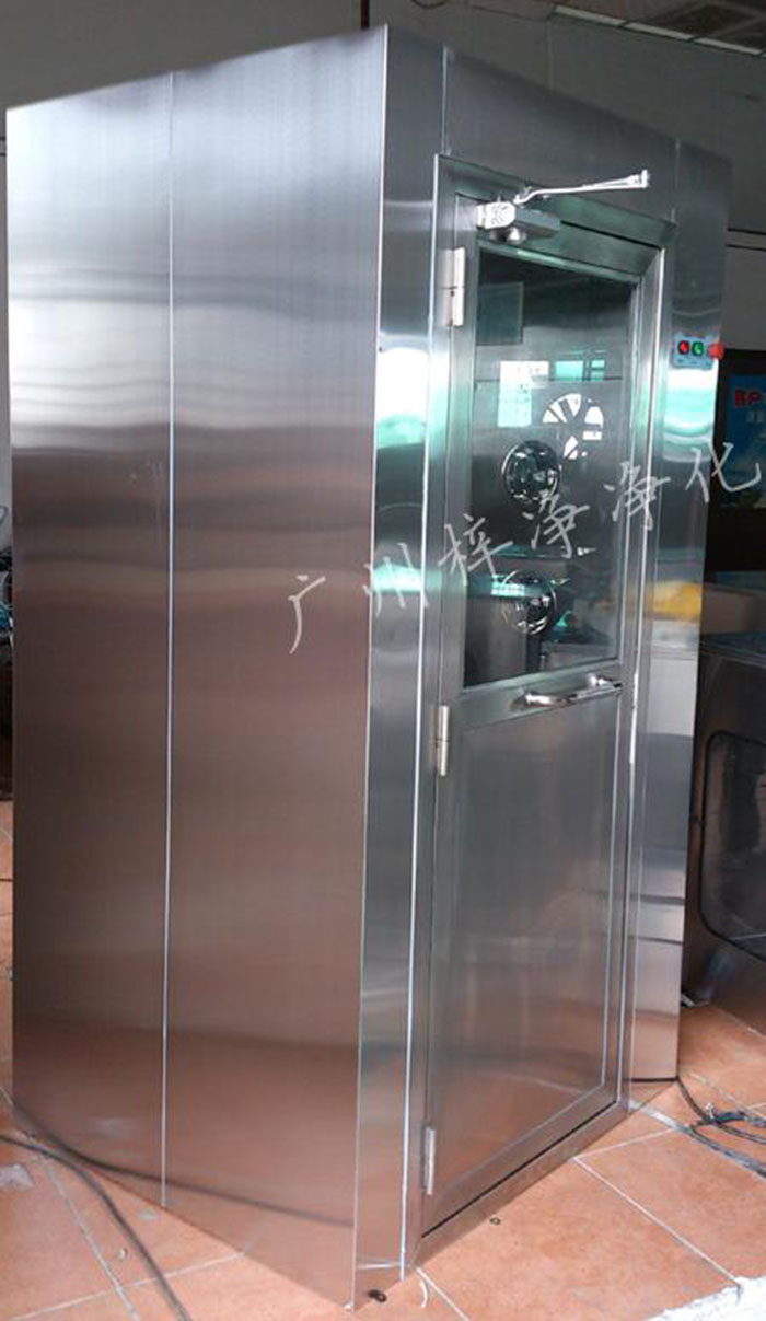 防爆風淋室主要配置有：防爆風機，離爆燈器等。