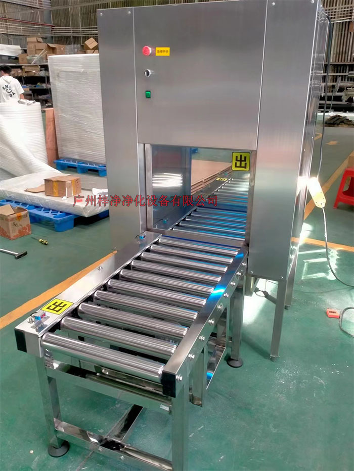 傳動帶輸送線傳遞窗的制作法于其它普通傳遞窗不一樣，傳動帶輸送線傳遞窗下面加了條流水線，上層要傳遞貨物。