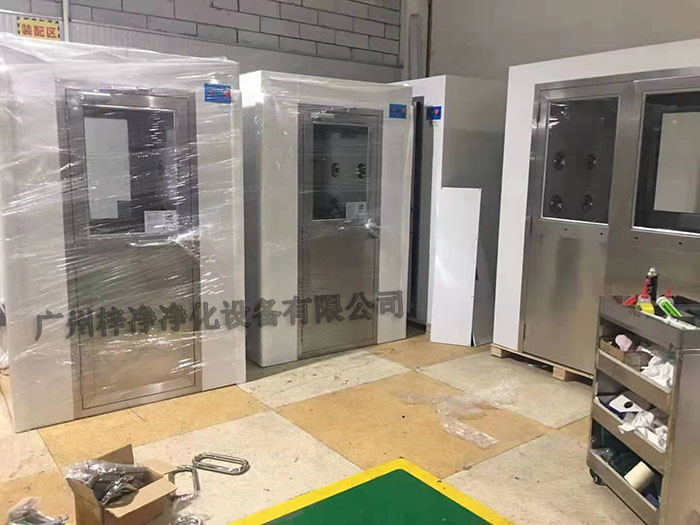 風(fēng)淋室作為一種重要的凈化設(shè)備,廣泛應(yīng)用于無塵室、電子、制藥等行業(yè)。 風(fēng)淋室作為一種重要的凈化設(shè)備,廣泛應(yīng)用于無塵室、電子、制藥等行業(yè)。