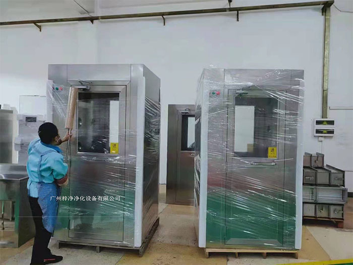 風淋室作為一種重要的潔凈室設備在運輸前，應對風淋室進行徹底的清潔和檢查，確保無損壞。