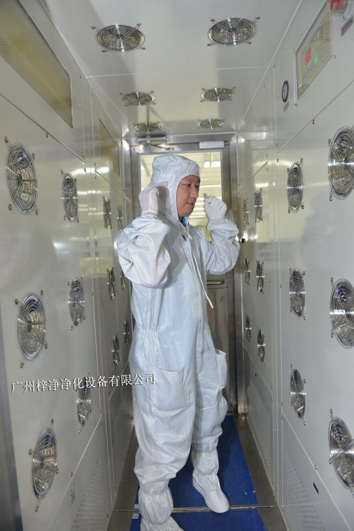 風淋室是一種用于去除人員、物料表面塵埃的凈化設備