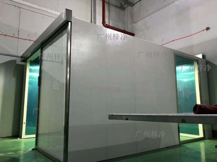 風(fēng)淋室是醫(yī)療設(shè)備生產(chǎn)車(chē)間中不可或缺的潔凈設(shè)備 風(fēng)淋室是醫(yī)療設(shè)備生產(chǎn)車(chē)間中不可或缺的潔凈設(shè)備