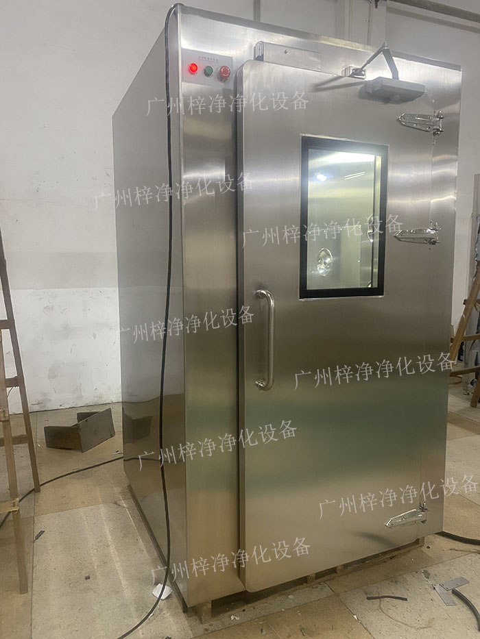 高端滿焊風淋室采用滿焊接工藝，無縫連接，防止塵埃進入，確保潔凈室的空氣質量。