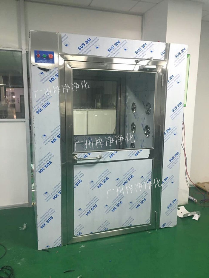 防爆風淋室是指風淋室的電機、指示燈、照明燈、接線管必須嚴格按照防爆標準