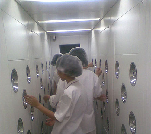 在進入風淋室之前，必須先脫去個人衣物，更換成潔凈服。