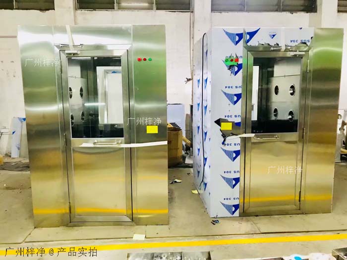 風(fēng)淋室安裝地面應(yīng)平整、堅(jiān)實(shí)，無油污、水漬等。