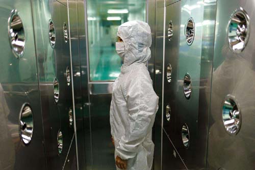 風(fēng)淋室工作原理是通過高速氣流的沖擊,有效清除進入潔凈室的人員、物料表面攜帶的塵埃和污染物。 風(fēng)淋室工作原理是通過高速氣流的沖擊,有效清除進入潔凈室的人員、物料表面攜帶的塵埃和污染物。