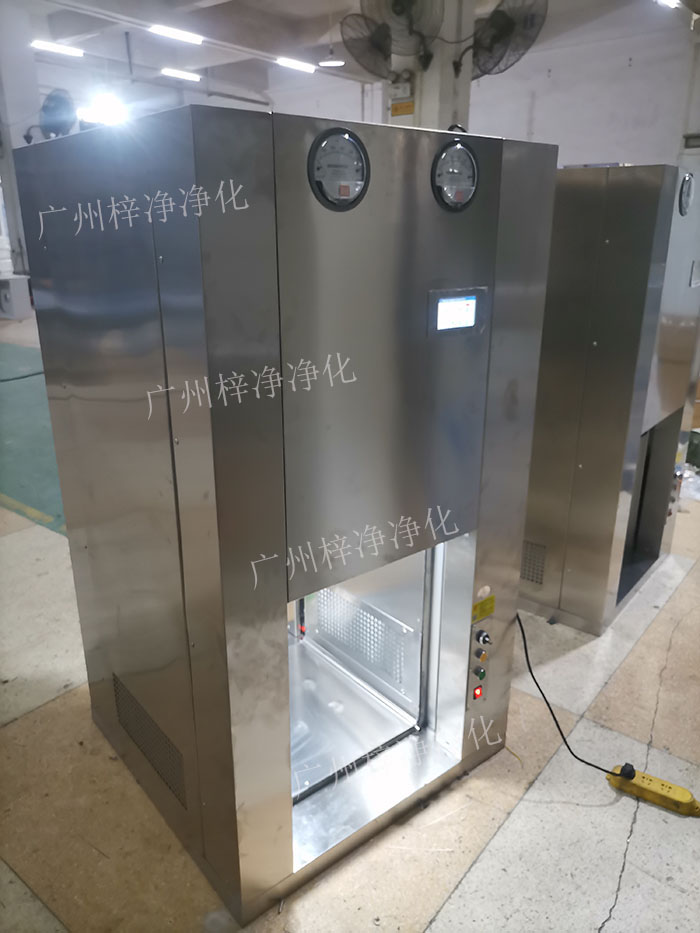 機(jī)器人機(jī)械臂傳遞窗是通過高精度的傳感器，實(shí)現(xiàn)機(jī)器人與傳遞窗的精準(zhǔn)對(duì)接。