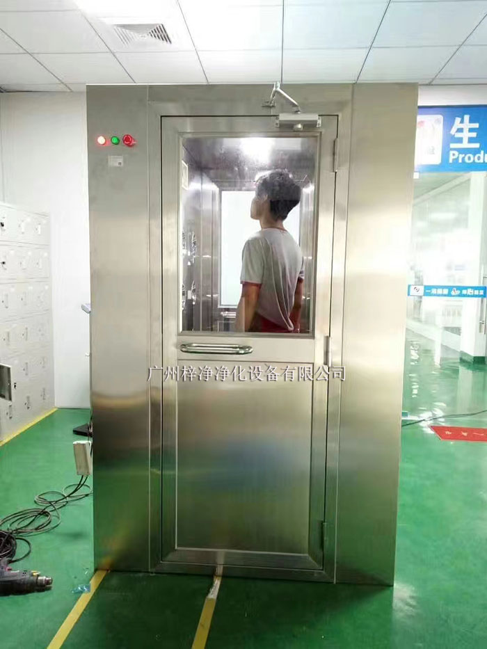 風淋室廣泛應(yīng)用于電子、制藥、食品、精密儀器制造等行業(yè)。 風淋室廣泛應(yīng)用于電子、制藥、食品、精密儀器制造等行業(yè)。