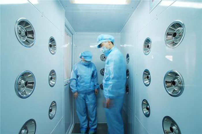 風淋室的主要功能是通過高速氣流對人體或物品進行瞬間凈化。 風淋室的主要功能是通過高速氣流對人體或物品進行瞬間凈化。