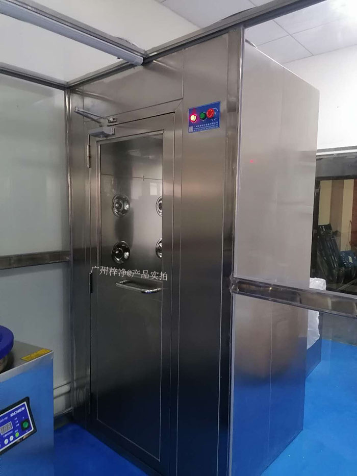 藥行業(yè)實(shí)驗(yàn)室的風(fēng)淋室可以根據(jù)實(shí)驗(yàn)室的具體需求進(jìn)行定制,包括風(fēng)淋室尺寸、風(fēng)淋室風(fēng)速、風(fēng)淋室高效空氣過濾器過濾效率等,以適應(yīng)不同實(shí)驗(yàn)活動(dòng)的需要。 藥行業(yè)實(shí)驗(yàn)室的風(fēng)淋室可以根據(jù)實(shí)驗(yàn)室的具體需求進(jìn)行定制,包括風(fēng)淋室尺寸、風(fēng)淋室風(fēng)速、風(fēng)淋室高效空氣過濾器過濾效率等,以適應(yīng)不同實(shí)驗(yàn)活動(dòng)的需要。