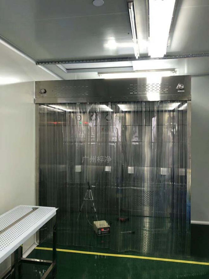 負(fù)壓稱量罩在制藥行業(yè)中，對藥品成分的精確稱量至關(guān)重要。