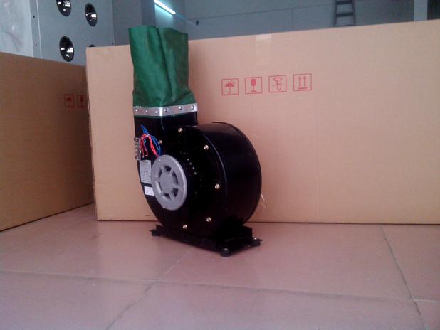 風(fēng)淋室風(fēng)機(jī) 安裝了PVC油布的風(fēng)淋室風(fēng)機(jī)