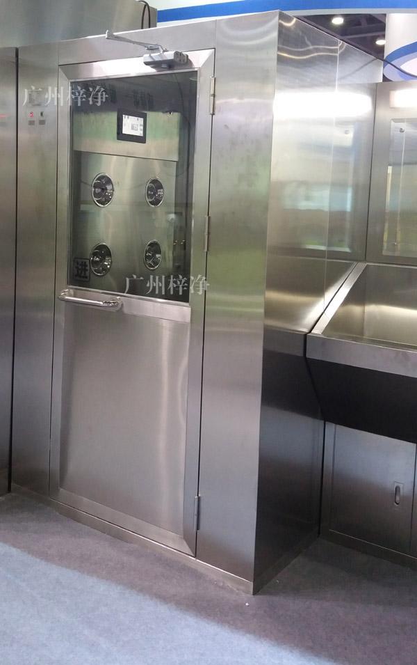 1300型全不銹鋼風(fēng)淋室 1300型風(fēng)淋室采用304全不銹鋼制作,不生銹,易清潔