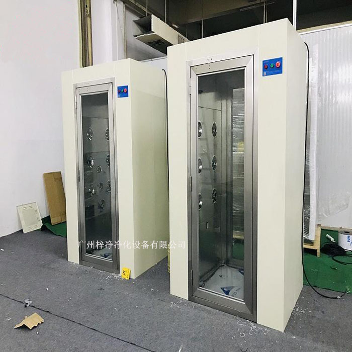 潔凈室、實驗室配套風淋室通道底座頂部的兩側安裝有殼體